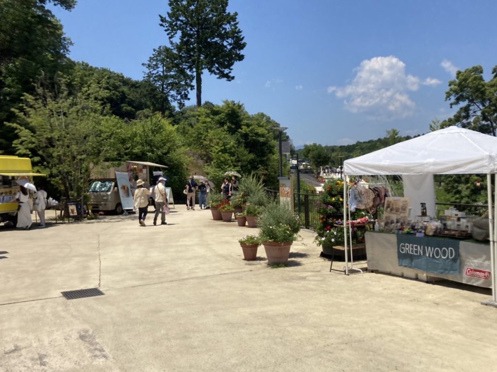 青空と白いテント　マルシェの様子