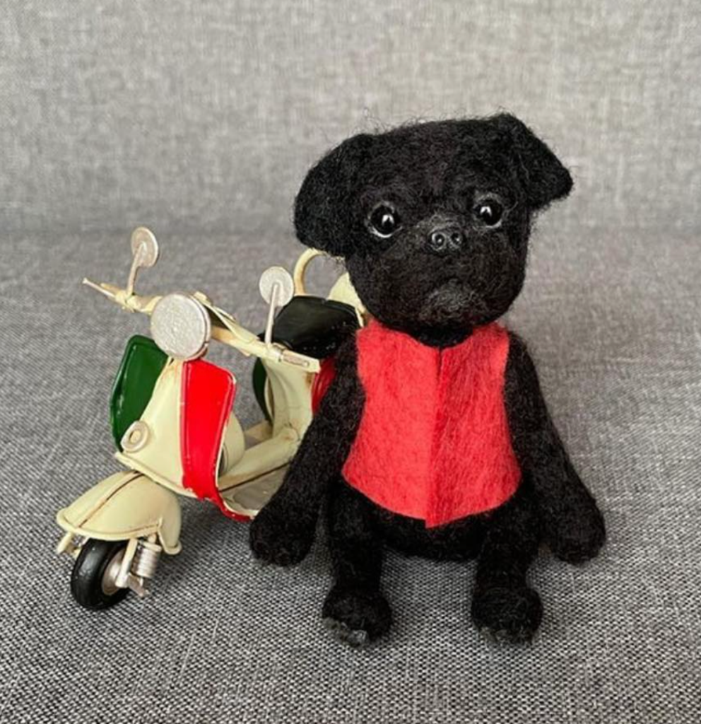 バイクとパグの人形